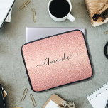 Roos goudglitter sparkle name laptop sleeve<br><div class="desc">Meisjes en elegant. Een gouden gradiënt van het roos faux glitter patroon. Personaliseer en voeg jouw naam toe. De naam wordt geschreven met een modern handgeschreven stijlmanuscript met letters. Donkere roos gouden kleurletters. Om de spoelbeurten te houden schrap slechts de steekproefnaam, verlaat de ruimten of emoji's voor en na de...</div>