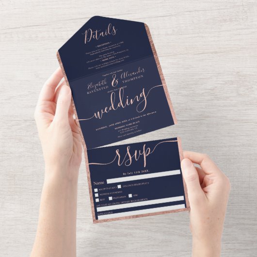 Roos goudgrens marineblauw script bruiloft all in one uitnodiging (Afscheurbaar)