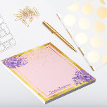 Roos goudhoudende paarse floraals notitieblok<br><div class="desc">Rendy en glamoureus met elegant roos goud,  roze gekleurde achtergrond. Met een faux rustic Gold lijst en met een driekleurig violet en paars gekleurde bloemen. Sjabloon voor jouw naam paarse gekleurde letters in een handgeschreven stijlmanuscript.</div>