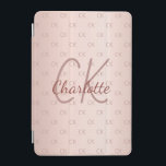 Roos goudmonogram initiaal roze moderne iPad mini cover<br><div class="desc">Pas jouw naam en monogram letters,  initialen aan en voeg toe. Het monogram initiaal als patroon op de achtergrond. Een gouden,  roze achtergrondkleur van het roos van meisjes en vrouwen. Roos goudkleurige letters. De naam wordt geschreven met een handgeschreven stijlmanuscript met letters.</div>