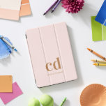 Roos goudmonogram initialen elegant iPad pro cover<br><div class="desc">Een vrouwelijke rozen gouden achtergrond,  gouden tekst. Personaliseer en voeg uw monogram initialen,  naam en een titel toe. Goudkleurige tekst.</div>