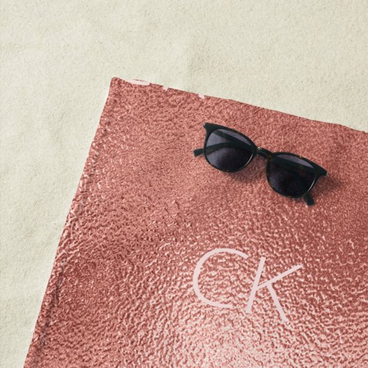 Roos goudmonogram initialen naam minimalistisch strandlaken (In situ)