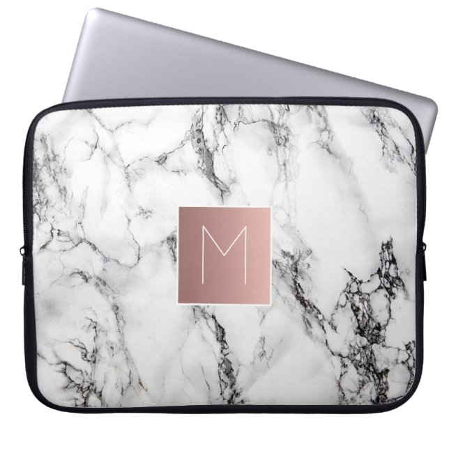 roos goudmonogram op marmer laptop sleeve (Voorkant)
