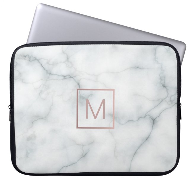 roos goudmonogram op marmer laptop sleeve (Voorkant)