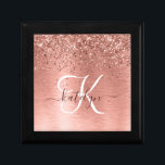 Roos goudpenseel Glitter Monogram Cadeaudoosje<br><div class="desc">Geniet eenvoudig van dit trendy cadeaudoosontwerp met  roos gouden mousserende glitter op een roos gouden geborstelde metalen achtergrond.</div>