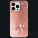 Roos goudpenseel Glitter Monogram iPhone 15 Pro Max Hoesje<br><div class="desc">Pas dit trendy chassis met  roos gouden mousserende glitter eenvoudig aan op een roos gouden geborstelde metalen achtergrond.</div>