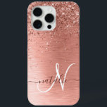 Roos goudpenseel Glitter Monogram iPhone 15 Pro Max Hoesje<br><div class="desc">Pas dit trendy chassis met  roos gouden mousserende glitter eenvoudig aan op een roos gouden geborstelde metalen achtergrond.</div>