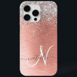 Roos goudpenseel Glitter Monogram iPhone 15 Pro Max Hoesje<br><div class="desc">Pas deze trendy telefoonbehuizing met  zilveren mousserende glitter op een roos gouden geborstelde metalen achtergrond eenvoudig aan.</div>