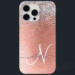 Roos goudpenseel Glitter Monogram iPhone 15 Pro Max Hoesje<br><div class="desc">Pas deze trendy telefoonbehuizing met  zilveren mousserende glitter op een roos gouden geborstelde metalen achtergrond eenvoudig aan.</div>