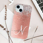 Roos goudpenseel Glitter Monogram iPhone 15 Case<br><div class="desc">Pas deze trendy telefoonbehuizing met  zilveren mousserende glitter op een roos gouden geborstelde metalen achtergrond eenvoudig aan.</div>