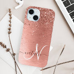 Roos goudpenseel Glitter Monogram iPhone 15 Case<br><div class="desc">Pas dit trendy chassis met  roos gouden mousserende glitter eenvoudig aan op een roos gouden geborstelde metalen achtergrond.</div>