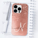 Roos goudpenseel Glitter Monogram Case-Mate iPhone 14 Pro Hoesje<br><div class="desc">Pas dit trendy chassis met  roos gouden mousserende glitter eenvoudig aan op een roos gouden geborstelde metalen achtergrond.</div>