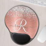 Roos goudpenseel Glitter Monogram Gel Muismat<br><div class="desc">Pas dit trendy klokvormig ontwerp met  zilveren mousserende glitter op een gouden,  geborstelde metalen achtergrond van het roos eenvoudig aan.</div>