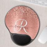 Roos goudpenseel Glitter Monogram Gel Muismat<br><div class="desc">Pas dit trendy klokvormig ontwerp met  roos gouden mousserende glitter eenvoudig aan op een roos gouden geborstelde metalen achtergrond.</div>