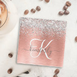Roos goudpenseel Glitter Monogram Glazen Onderzetter<br><div class="desc">Pas dit trendy onderzetter van glasscherven met  zilvervormend glitter gemakkelijk aan op een roos gouden geborstelde metalen achtergrond.</div>