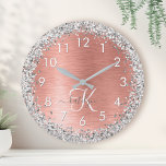 Roos goudpenseel Glitter Monogram Grote Klok<br><div class="desc">Pas dit trendy klokontwerp met  zilveren mousserende glitter op een gouden,  geborstelde metalen achtergrond van het roos eenvoudig aan.</div>