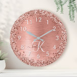 Roos goudpenseel Glitter Monogram Grote Klok<br><div class="desc">Personaliseer dit trendy chique grote klokontwerp met  rozen gouden sprankelende faux glitter op een rozen gouden geborstelde metalen achtergrond.</div>