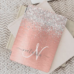 Roos goudpenseel Glitter Monogram iPad Pro Cover<br><div class="desc">Pas dit trendy chassis eenvoudig aan met een  zilveren mousserend glitter op een roos gouden geborstelde metalen achtergrond.</div>