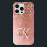 Roos goudpenseel Glitter Monogram iPhone 15 Pro Max Case<br><div class="desc">Pas dit trendy chassis met  roos gouden mousserende glitter eenvoudig aan op een roos gouden geborstelde metalen achtergrond.</div>
