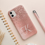 Roos goudpenseel Glitter Monogram iPhone 14 Hoesje<br><div class="desc">Pas dit trendy chassis met  roos gouden mousserende glitter eenvoudig aan op een roos gouden geborstelde metalen achtergrond.</div>