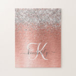 Roos goudpenseel Glitter Monogram Legpuzzel<br><div class="desc">Pas dit trendy chic puzzle-ontwerp eenvoudig aan met  zilveren mousserend glitter op een roos gouden geborstelde metalen achtergrond.</div>