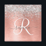 Roos goudpenseel Glitter Monogram Magneet<br><div class="desc">Pas dit trendy chic magnet-ontwerp met  zilveren mousserend glitter eenvoudig aan op een roos gouden geborstelde metalen achtergrond.</div>