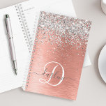 Roos goudpenseel Glitter Monogram Planner<br><div class="desc">Maak dit trendy ontwerp van de draaiende kerkvormer eenvoudig aan te passen met  zilveren mousserend glitter op een roos gouden geborstelde metalen achtergrond.</div>