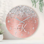 Roos goudpenseel Glitter Monogram Ronde Klok<br><div class="desc">Maak dit trendy ontwerp van de  met  roos gouden mousserende glitter gemakkelijk aan te passen op een roos gouden geborstelde metalen achtergrond.</div>