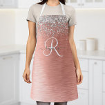 Roos goudpenseel Glitter Monogram Schort<br><div class="desc">Pas dit trendy chic aprons-ontwerp met  zilveren mousserend glitter eenvoudig aan op een roos gouden geborstelde metalen achtergrond.</div>