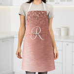 Roos goudpenseel Glitter Monogram Schort<br><div class="desc">Pas dit trendy chic aprons-ontwerp met  roos gouden mousserende glitter eenvoudig aan op een roos gouden geborstelde metalen achtergrond.</div>