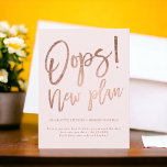 Roos goudroze nieuw plan bruiloft verandert datum aankondigingskaart<br><div class="desc">Oeps! Nieuw plan,  Modern leuk casual script bruiloft verandert de datum met een hand geschreven stijl typografie,  faux roos gold folie op pastelbruine roze,  met eenvoudig en minimalistisch om het uitstel van je bruiloft en nieuwe plannen aan te kondigen</div>