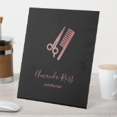 Roos goudschaar en kamzwart reclamebord met voetstuk (Insitu)