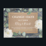Roos Greenery Wood Rustic Wedding Verander de datu Aankondigingskaart<br><div class="desc">Is jullie bruiloft uitgesteld of is er een verandering van plan? Personaliseer deze prachtige rustieke bruiloft en verander de datum briefkaarten om uw gasten te informeren over de nieuwe "save the date". Het unieke ontwerp van de bloemenkaart is met de hand geïllustreerd door Raphaela Wilson en toont waterverf zilveren sjabloon...</div>
