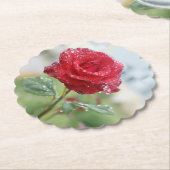 Roos in regendruppels kartonnen onderzetters (Gekanteld)