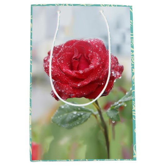 Roos in regendruppels medium cadeauzakje (Voorkant)