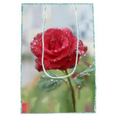 Roos in regendruppels medium cadeauzakje (Achterkant)