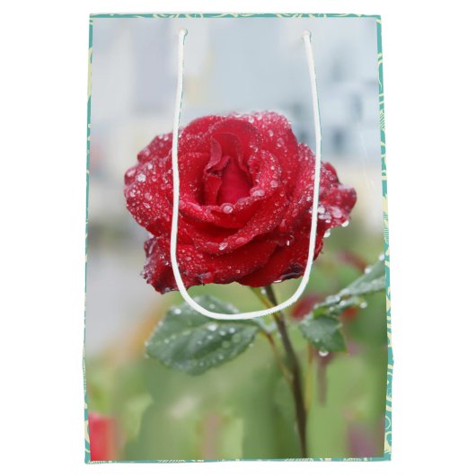 Roos in regendruppels medium cadeauzakje (Achterkant)