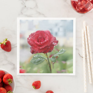 Roos in regendruppels servet