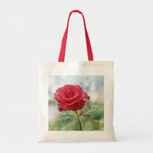 Roos in regendruppels tote bag