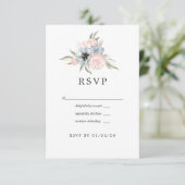 Roos Kwartz en Serenity Blue Floral Wedding RSVP Kaartje (Staand voorkant)