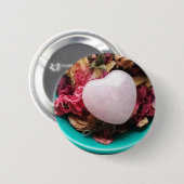 Roos Kwartz-hart in een buik van Roos Petals Ronde Button 5,7 Cm (Voorkant /achterkant)