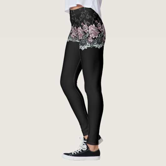 Roos Lace Girdle Shorts op zwarte Leggings (Links)
