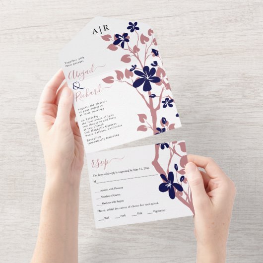 Roos, marineblauw, met bloemen bruiloft all in one uitnodiging (Afscheurbaar)