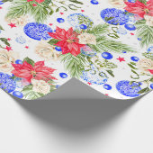 Roos met kerstinsettia en blauwe siervoorwerpen cadeaupapier (Hoek)