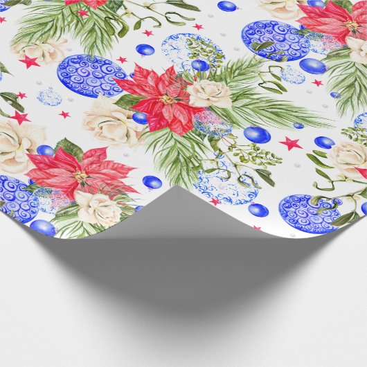 Roos met kerstinsettia en blauwe siervoorwerpen cadeaupapier (Hoek)