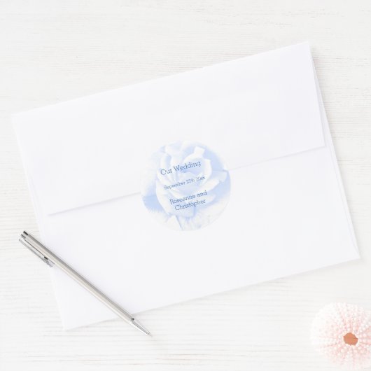 Roos ontwerp blauw gekleurde bruiloft ronde sticker (Envelop)