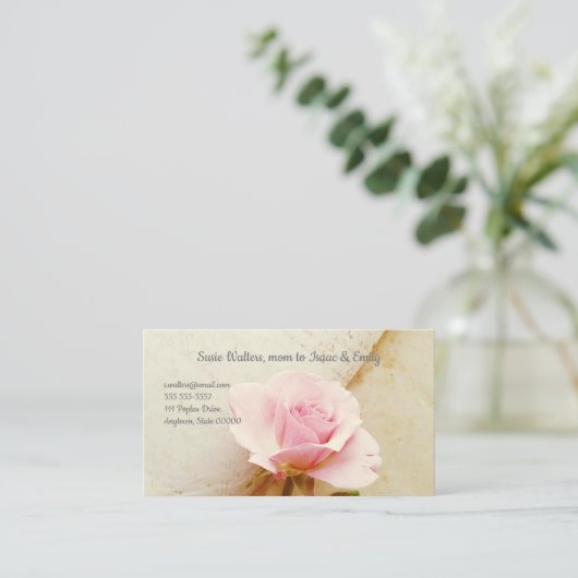 Roos op  boekpagina's visitekaartje (Staand voorkant)