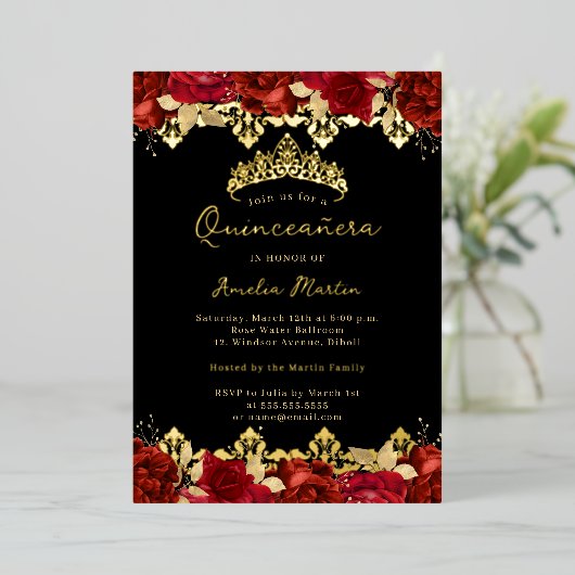 Roos Rood Goud Damask Floral Quinceanera Folie Uitnodiging (Staand Voorkant)
