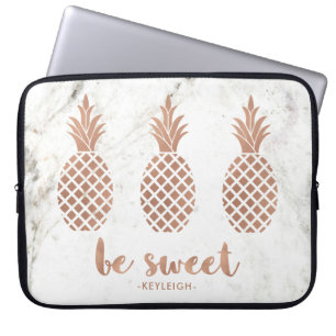 Roos Roze anananassen op witte marmer   Wees zoet Laptop Sleeve