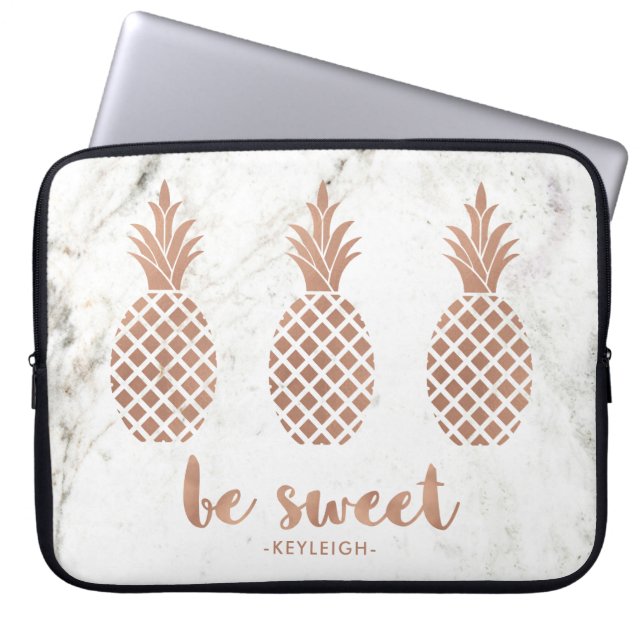 Roos Roze anananassen op witte marmer | Wees zoet Laptop Sleeve (Voorkant)